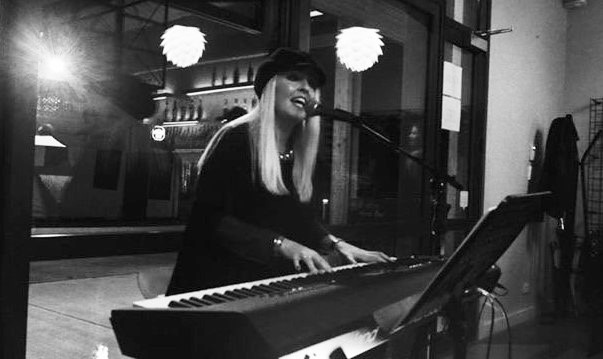 Zoe Jackson Musician: Singer & Pianist (France)